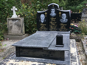 Памятник гранитный для двоих захоронений надгробие с вазой