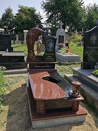 Пам'ятник з червоного граніту надгробок з квітником
