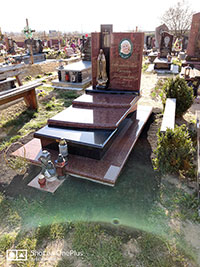 Памятник на могилу с Божьей Матерью