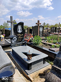 Памятник на могилу надгробие с цветником